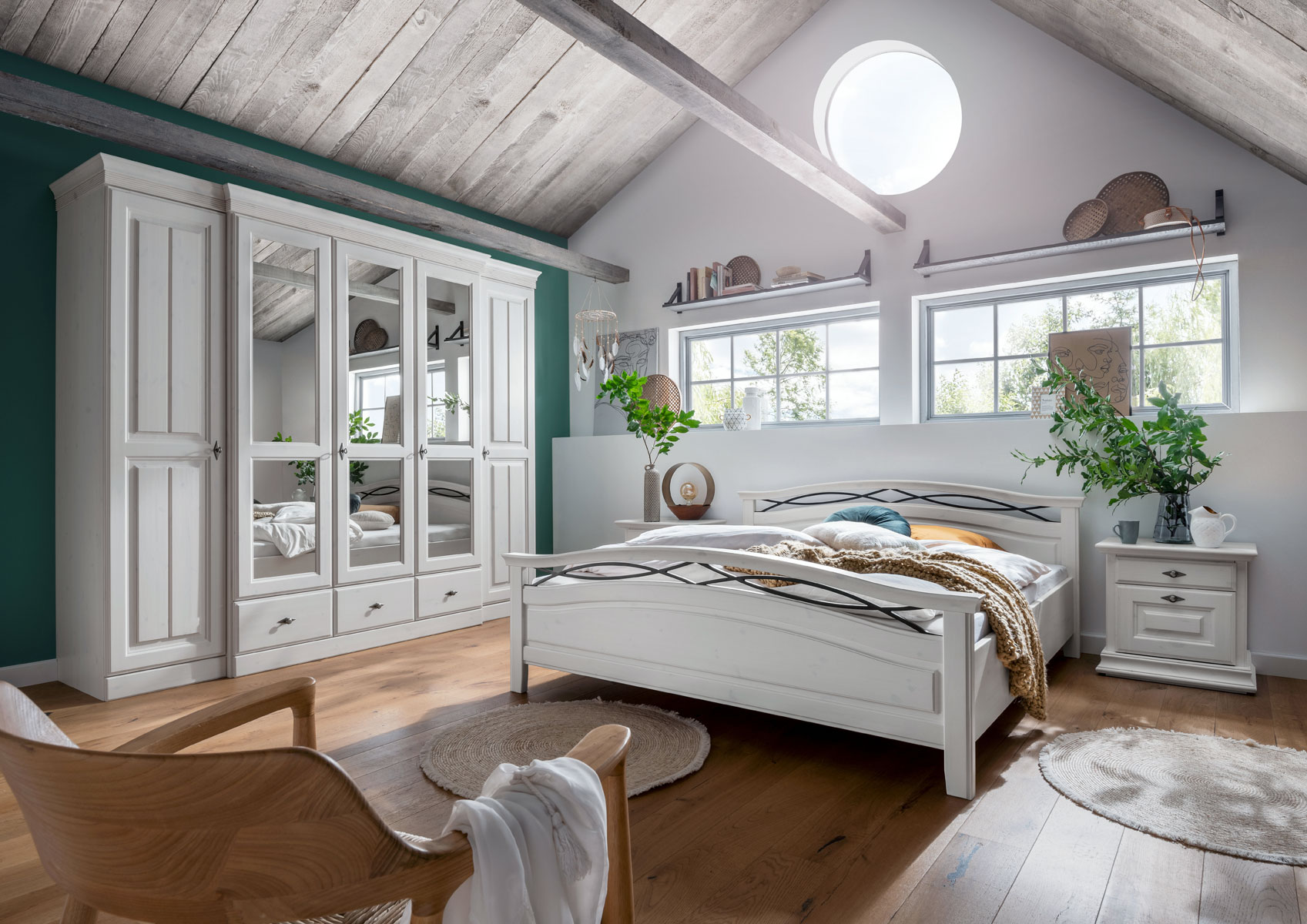 Schlafzimmer komplett Catania Kleiderschrank 5-türig Bett 180 x 200 cm u. 2  Nachttische Holz massiv weiß | Casamia Wohnen