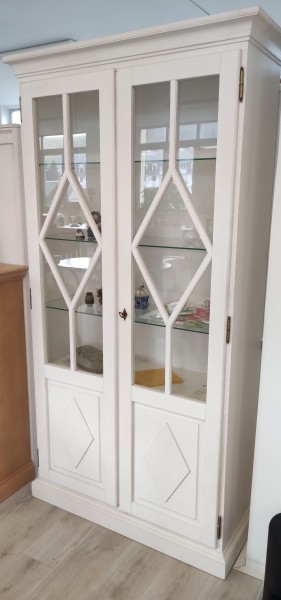 Vitrine 2-türig Grande mit Rautensprossen Ausstellungsstück in WEISS!