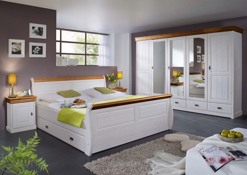 Weiße Schlafzimmer Möbel aus Massivholz. Betten, Kleiderschränke, Nachtkonsolen