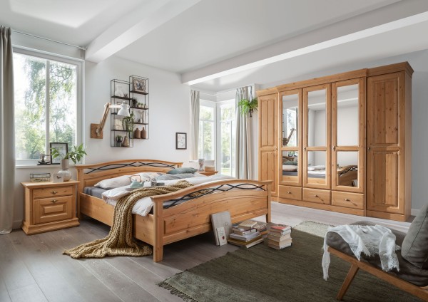Schlafzimmer Catania Kleiderschrank 5-türig Bett 180 x 200 cm u. 2 Nachttische Holz massiv natur